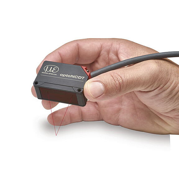 コントローラ内蔵のコンパクトなフォームファクタ